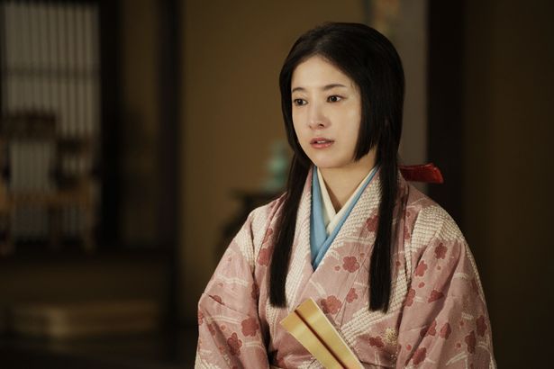 籠城の行く末を案ずるような表情の千代保(吉高由里子)