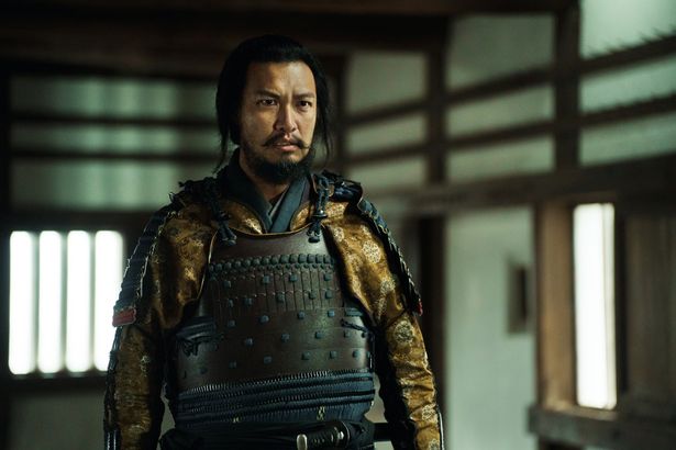 鋭い眼光を放つ荒木久左衛門(青木崇高)