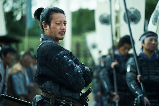 密偵として不穏な空気を纏う郡十右衛門(オダギリジョー)