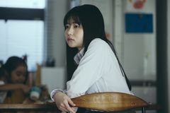 『NEW GROUP』透明感あふれる寝顔から血しぶき浴びる横顔まで！山田杏奈演じる主人公の魅力を捉えた場面写真