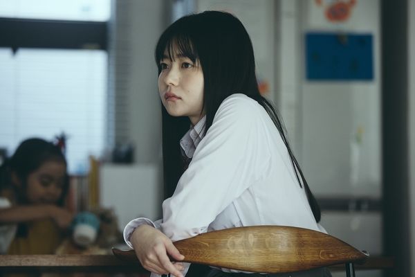 『NEW GROUP』透明感あふれる寝顔から血しぶき浴びる横顔まで！山田杏奈演じる主人公の魅力を捉えた場面写真
