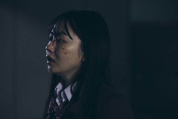 愛(山田杏奈)の頬に血しぶきが！