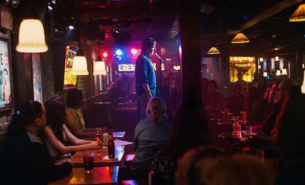 【写真を見る】ロビン・ウィリアムズ、ケヴィン・ハートらも輩出した伝説的なスタンダップコメディのクラブ「コメディ・セラー」(『これって生きてる？』)