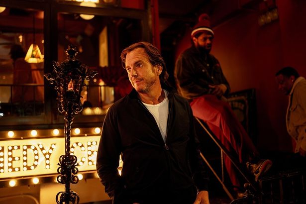 結婚生活が終わりを迎え、妻や息子たちと離れて暮らす中年男アレックス(『これって生きてる？』)