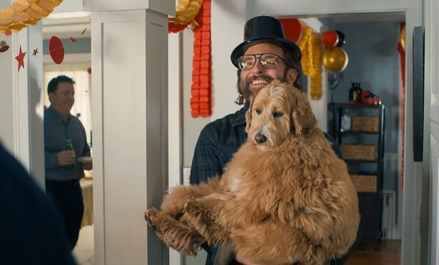 監督のブラッドリー・クーパーも友人のボールズ役で出演(『これって生きてる？』)