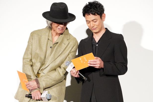 感想を見ながら、笑顔を交わした妻夫木聡と佐藤浩市