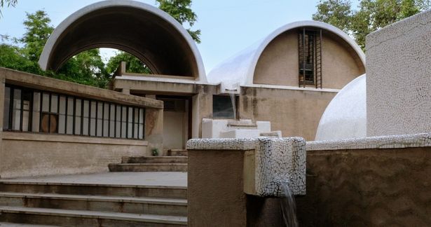 ドーシのスタジオなどにも足を運ぶ(『誓い 建築家B・V・ドーシ』)