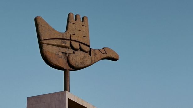 オープン・ハンド・モニュメントなど個性が光る(『ユートピアの力』)