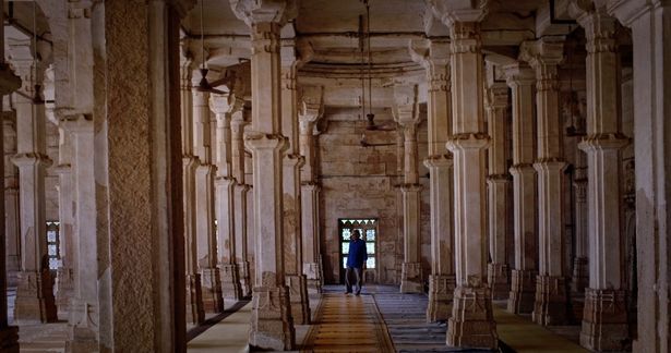 制作の裏側などをドーシ自身が語りながらキャリアを振り返る(『誓い 建築家B・V・ドーシ』)