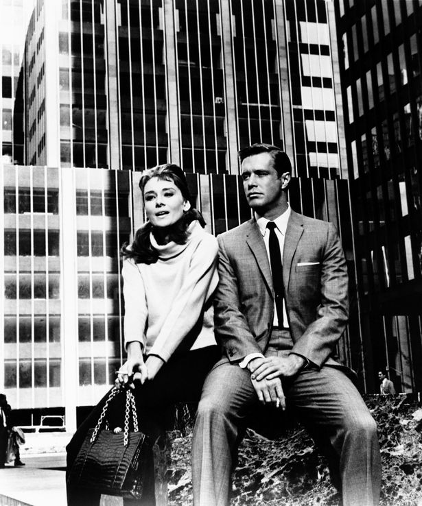 『ティファニーで朝食を』ではシーグラム・ビルディング前の広場で主人公たちが話し込む場面が登場する