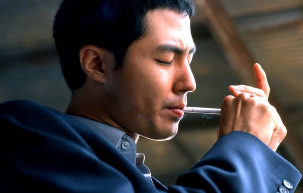 野心に燃える三流ヤクザの成り上がりを描くノワール・アクション『卑劣な街』