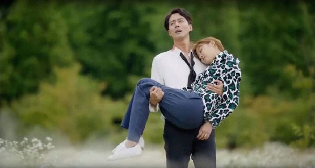 「大丈夫、愛だ」では、魅力的で完璧すぎるベストセラー作家、ジェヨルを好演