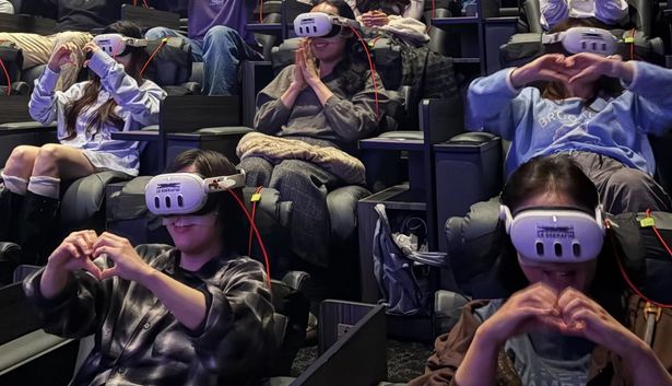 VRヘッドセットを装着して、自分だけのステージを楽しむことができるVRコンサート(『LE SSERAFIM VR CONCERT：INVITATION』)