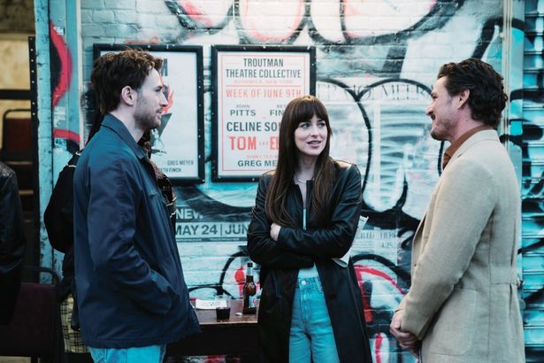 【写真を見る】ダコタ・ジョンソンがペドロ・パスカルとクリス・エヴァンスの間で揺れる！現代の恋愛事情が赤裸々に？