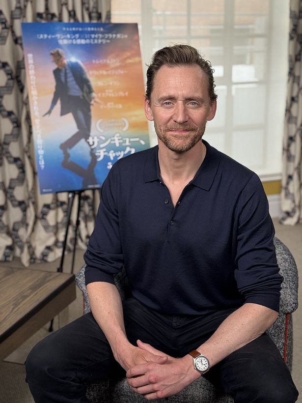 【写真を見る】『サンキュー、チャック』でのダンスシーンの裏側を語ってくれたトム・ヒドルストン