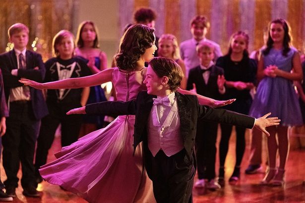 上級生の女の子とのダンスで周囲を沸かせる