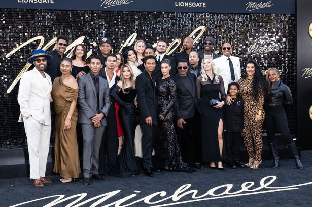 ロサンゼルスで行われたプレミア上映に登場したジャクソン一家