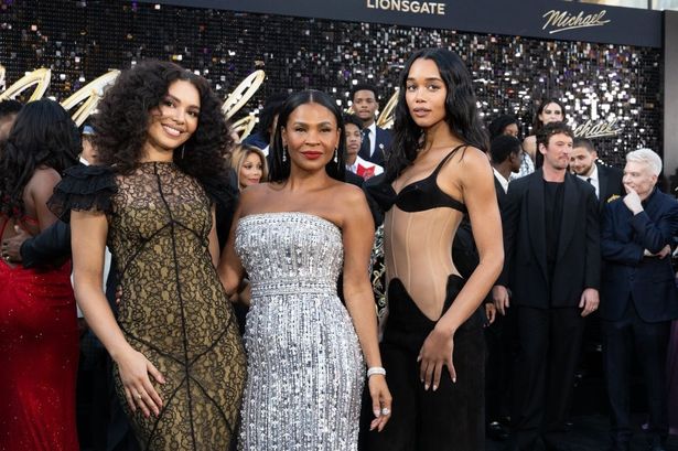 ロサンゼルスで行われたプレミア上映でのジェシカ・スーラ、ニア・ロング、ローラ・ハリアー