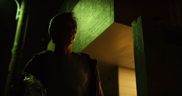 監督のダグ・ルースが脚本、撮影、編集、音楽、特殊効果のすべてを担当