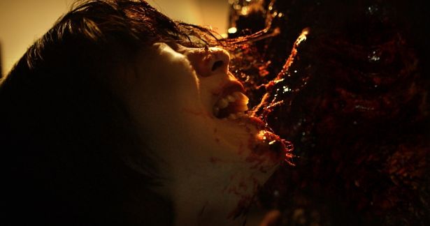 【写真を見る】閲覧注意な場面カットも続々解禁！