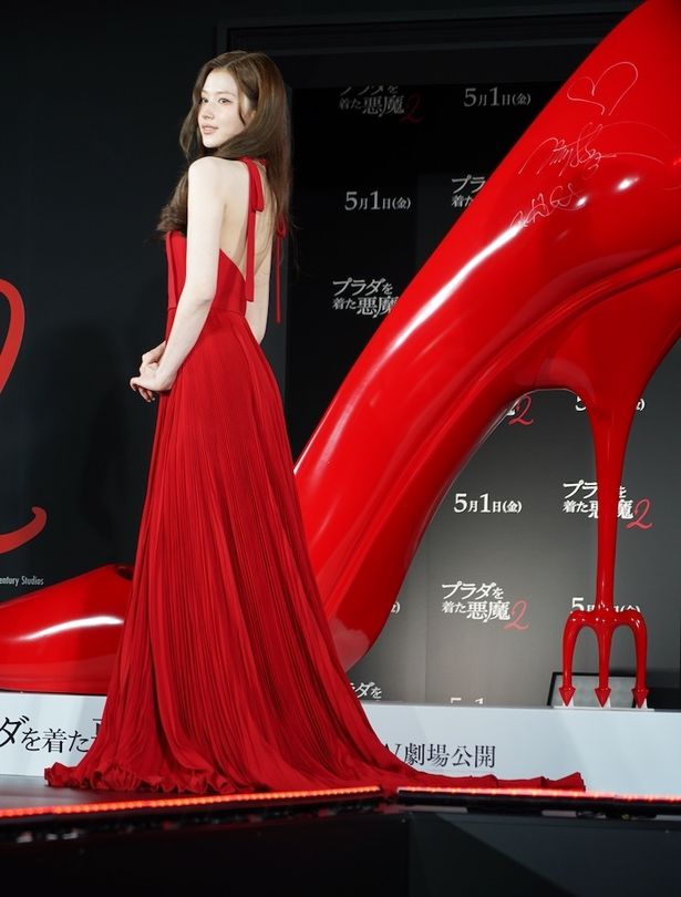 背面にあしらわれたリボンがポイントと笑顔