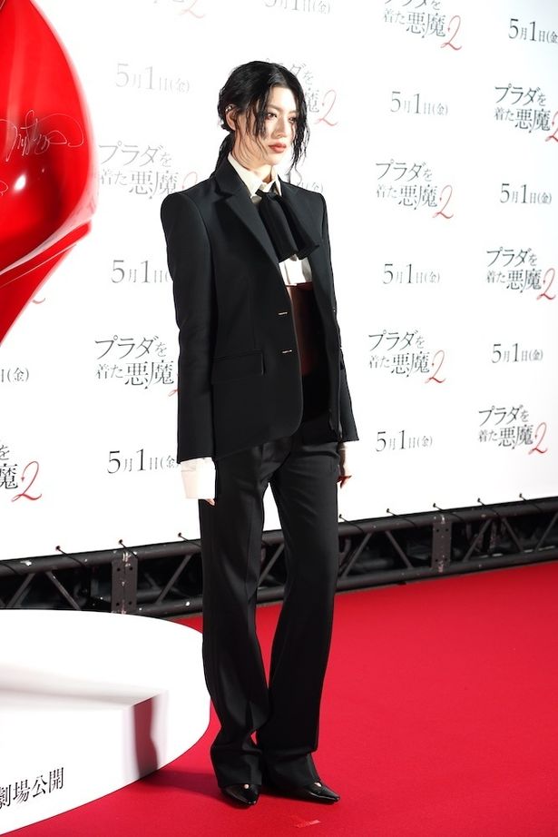 パンツスーツで登場した三吉彩花