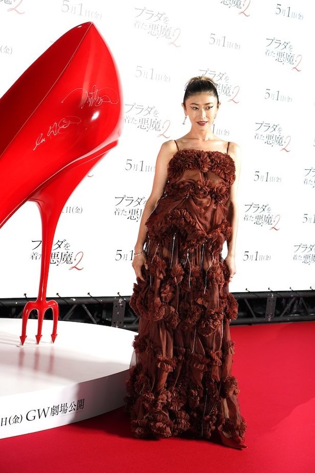 「私の中の『プラダを着た悪魔』のイメージで選んだドレス」と語った山田優
