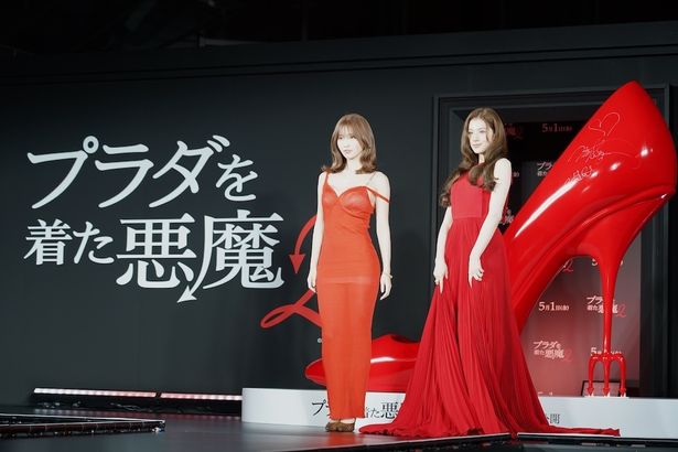 本作のジャパンアンバサダーを務めるTWICEのMOMOとSANA