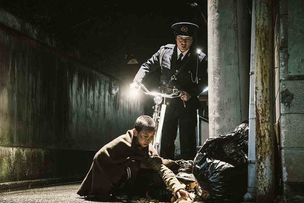 【写真を見る】少年時代の“名無し”を見つける警察官の照夫役に丸山隆平