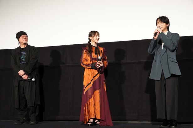 上映後の熱気に包まれるなか、舞台挨拶がスタート！