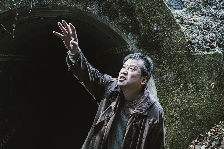 佐藤二朗演じる数奇な運命を背負い“名前のない怪物”と化した男の希望と絶望、そして狂気を描破するサイコバイオレンスが展開