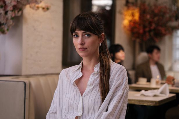 【写真を見る】敏腕マッチメーカー、ルーシーのプロフェッショナルな姿を切り取った場面写真が公開！