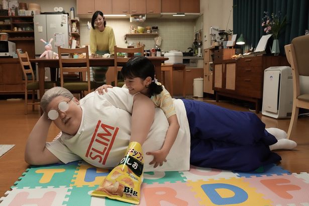 殺し屋を引退し、平穏な日常を送る坂本の体型はいつの間にかふくよかに…