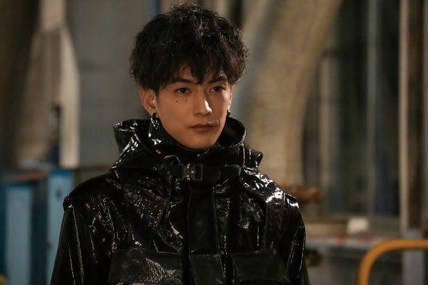鹿野にアルバイトとして雇われた、殺し屋の勢羽(渡邊圭祐)
