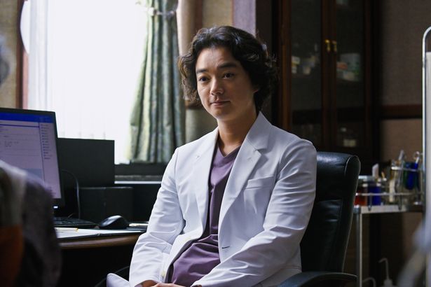 「異人坂クリニック」の院長、漆原糾を演じた染谷将太