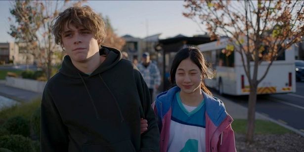 仲睦まじく笑い合うアンディと弱視の障害を持つパイパー兄妹