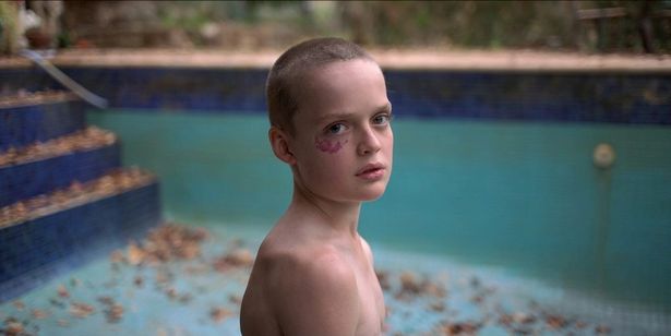 【写真を見る】気になる！無表情でなにかを訴える謎の少年オリバー