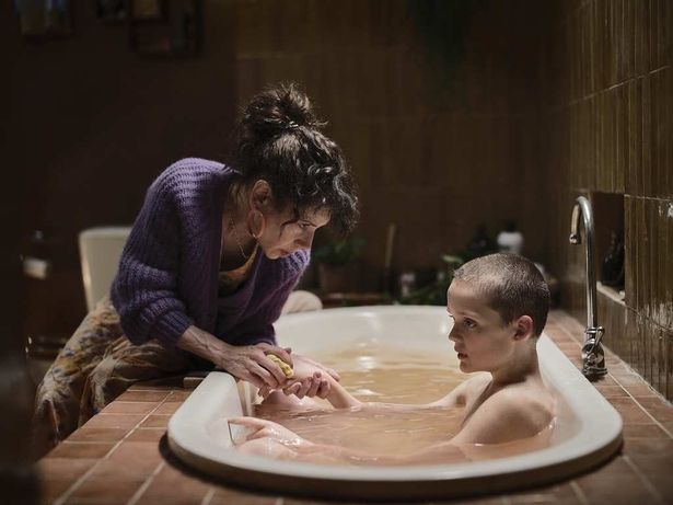 ローラがオリバーの手を強く握りしめる