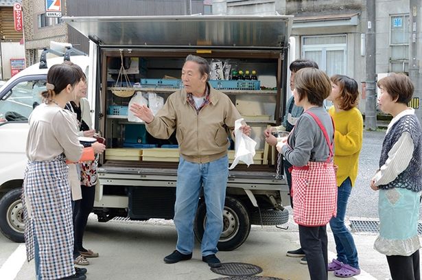 物腰柔らかでダンディ。奥様方からモテモテな豆腐売りの勇作を、いぶし銀の魅力で好演した小林