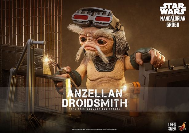 伸びた髭と眉毛が特徴的なアンゼラ人(「【ライフサイズ・マスターピース】『スター・ウォーズ／マンダロリアン・アンド・グローグー』1/1スケールフィギュア アンゼラ人(ドロイド修理屋)」)