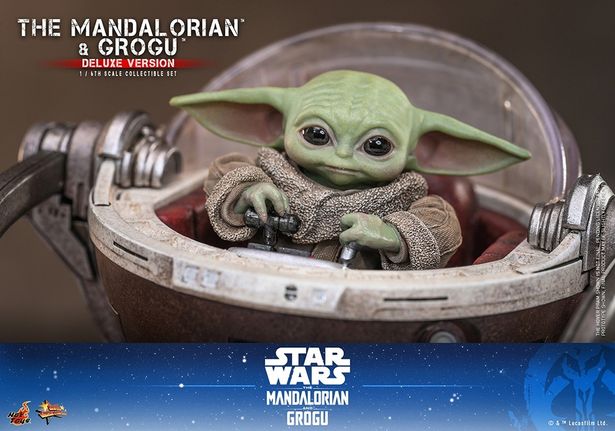 お座りバージョンも(「【ムービー・マスターピース】『スター・ウォーズ／マンダロリアン・アンド・グローグー』1/6スケールフィギュア マンダロリアン＆グローグー(デラックス版)」)