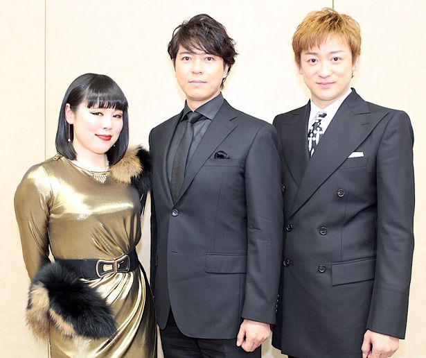 【写真を見る】ブルゾンちえみ、ゴールドに輝くドレスで上川隆也＆山本耕史と登場！