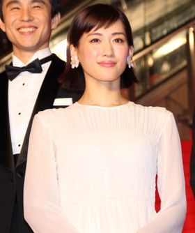 綾瀬はるかがレッドカーペットに登場！