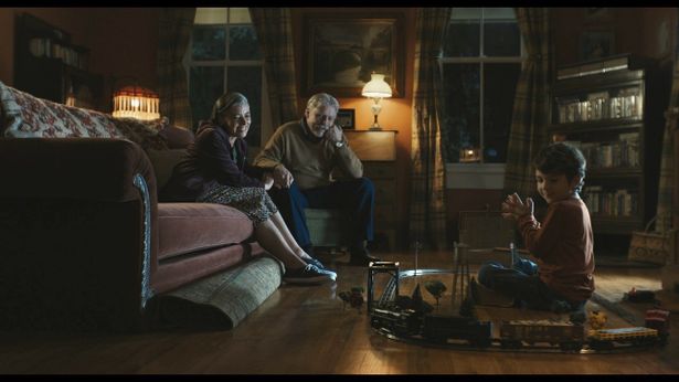 アルビーの妻サラを演じたのは『フェリスはある朝突然に』などで知られるミア・サラ