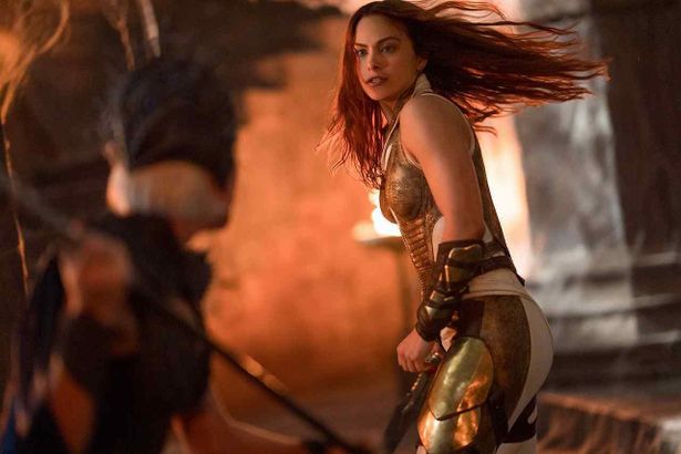 カミラ・メンデス演じるティーラ