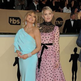 黒一色のGG賞から一転、カラフルな授賞式となった