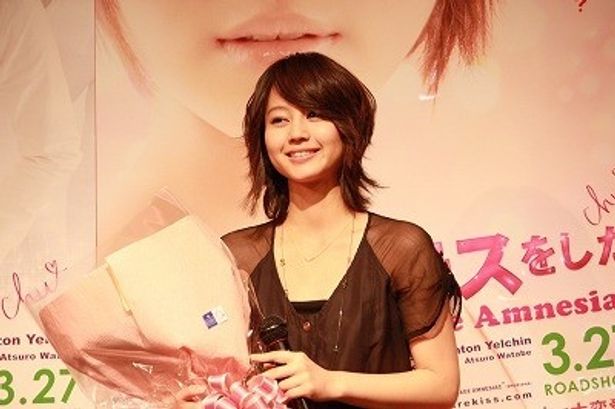 花束を手に、映画をアピールする堀北
