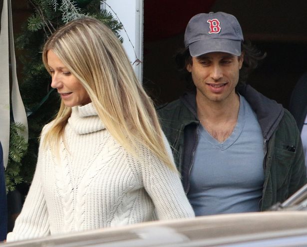 【写真を見る】婚約ホヤホヤ！グウィネスとお相手のブラッド・ファルチャック