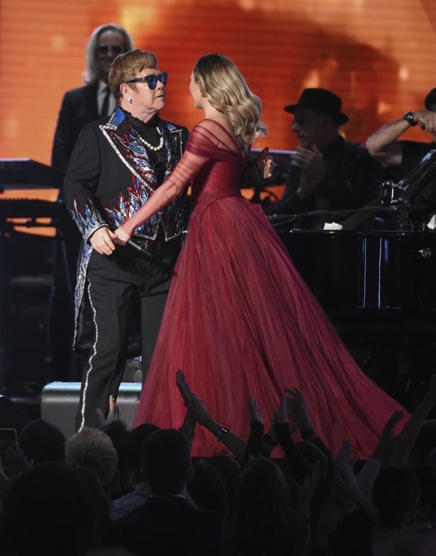 グラミー賞授賞式当日は、エルトン・ジョンとステージで共演した