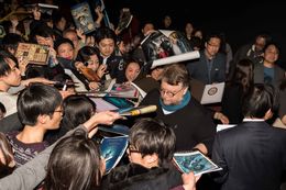 デル・トロ人気の高さを象徴！突然のサイン会にファンが殺到！